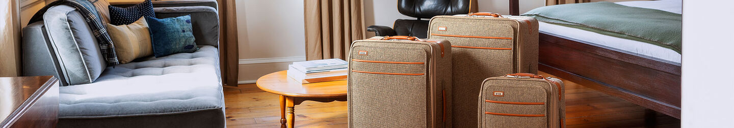 Tweed Legend melds classic, sophisticated style with contemporary design throughout the collection. This iconic collection is crafted for an effortlessly tailored finish that will shine through years of travel. 