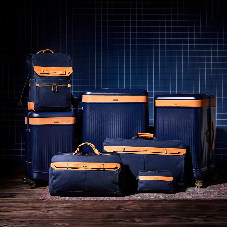 Reserve Bifold Garment Bag in the color Midnight Navy. image number 5