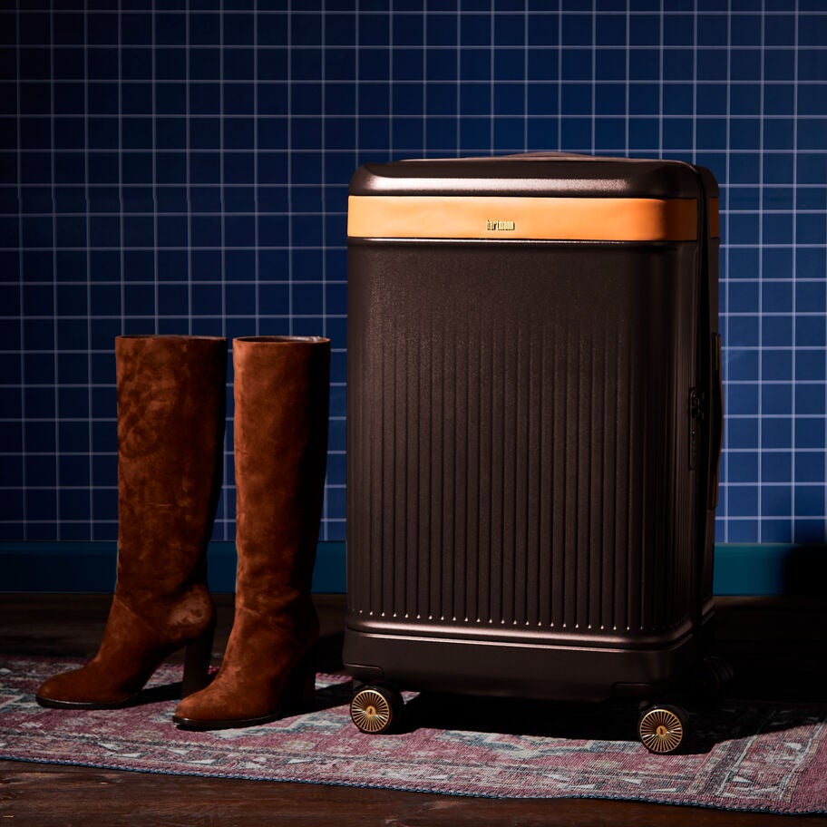 Reserve Medium Trunk in the color Oak. image number 8