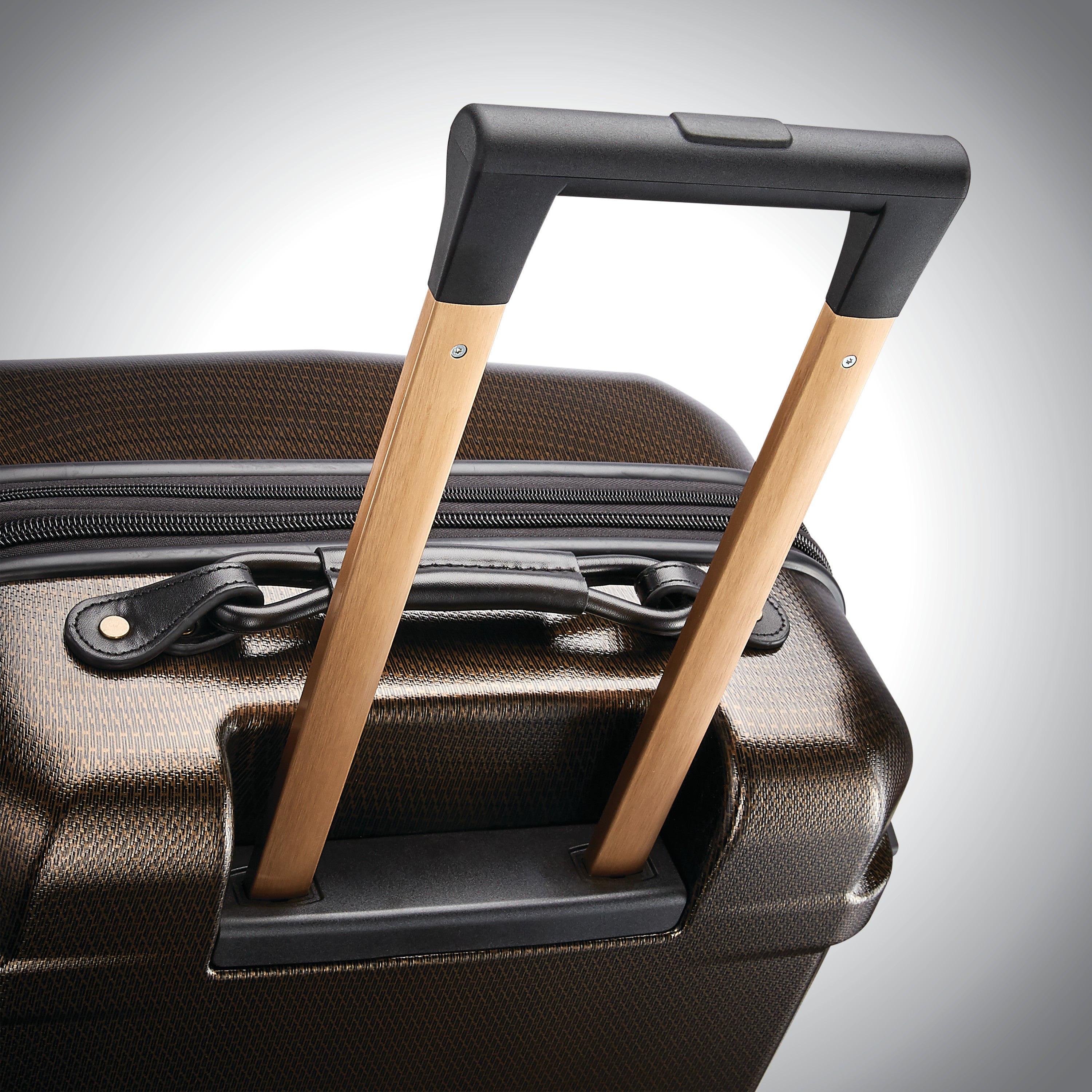 medium hardside trunk spinner
